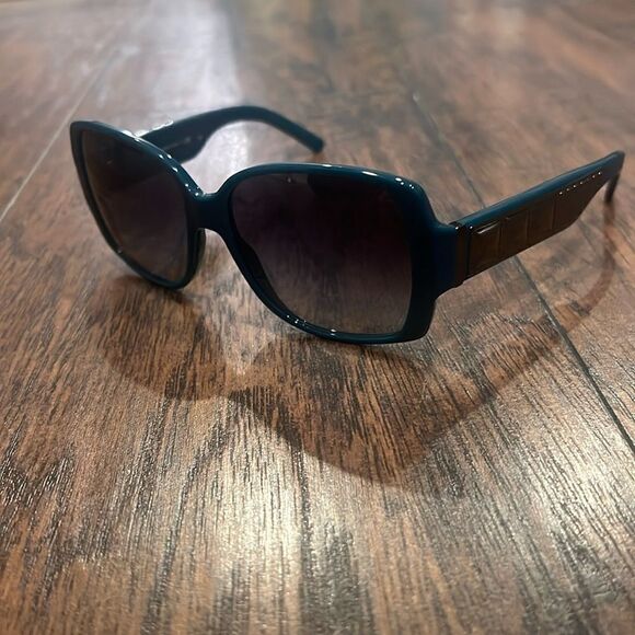VTG BURBERRY
Oversize Gradient Sunglasses
Gradient Lenses EUC no case unique - Picture 1 of 10